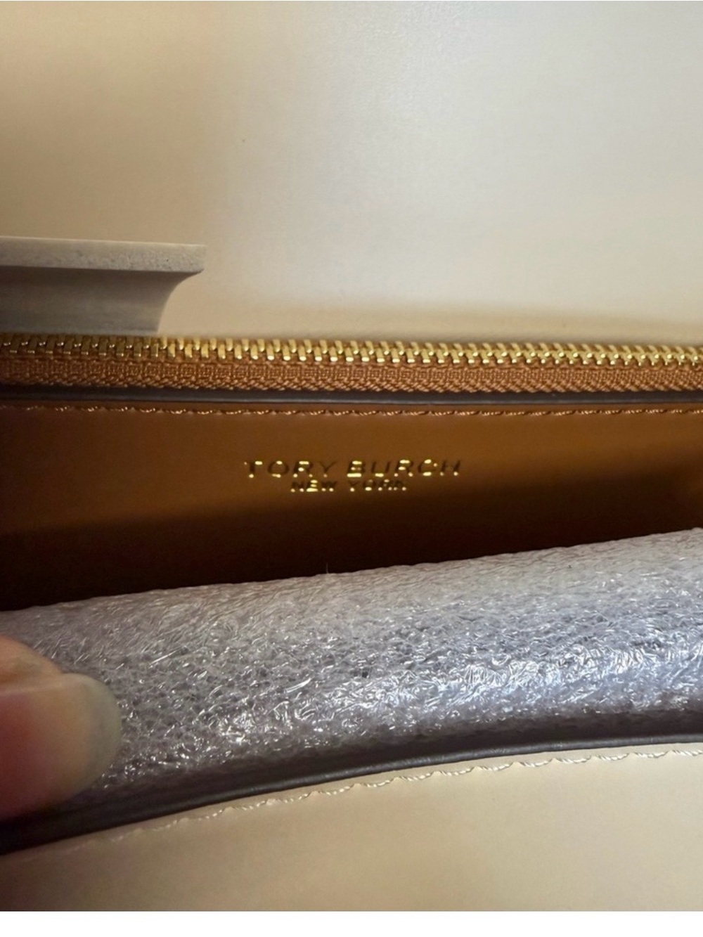Tory Burch Cream Leather Crossbody with Gold Logo Chain - Picture 6 of 10